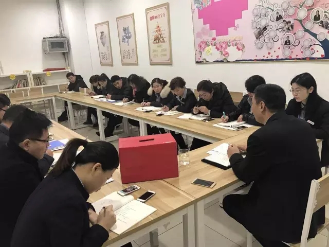 【會(huì)議】新瑪特購(gòu)物廣場(chǎng)召開中層會(huì)議2.webp.jpg