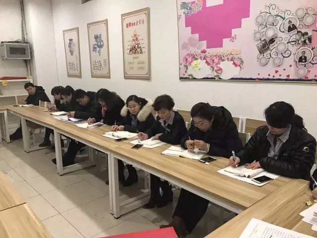 【會(huì)議】新瑪特購(gòu)物廣場(chǎng)召開中層會(huì)議3.webp.jpg